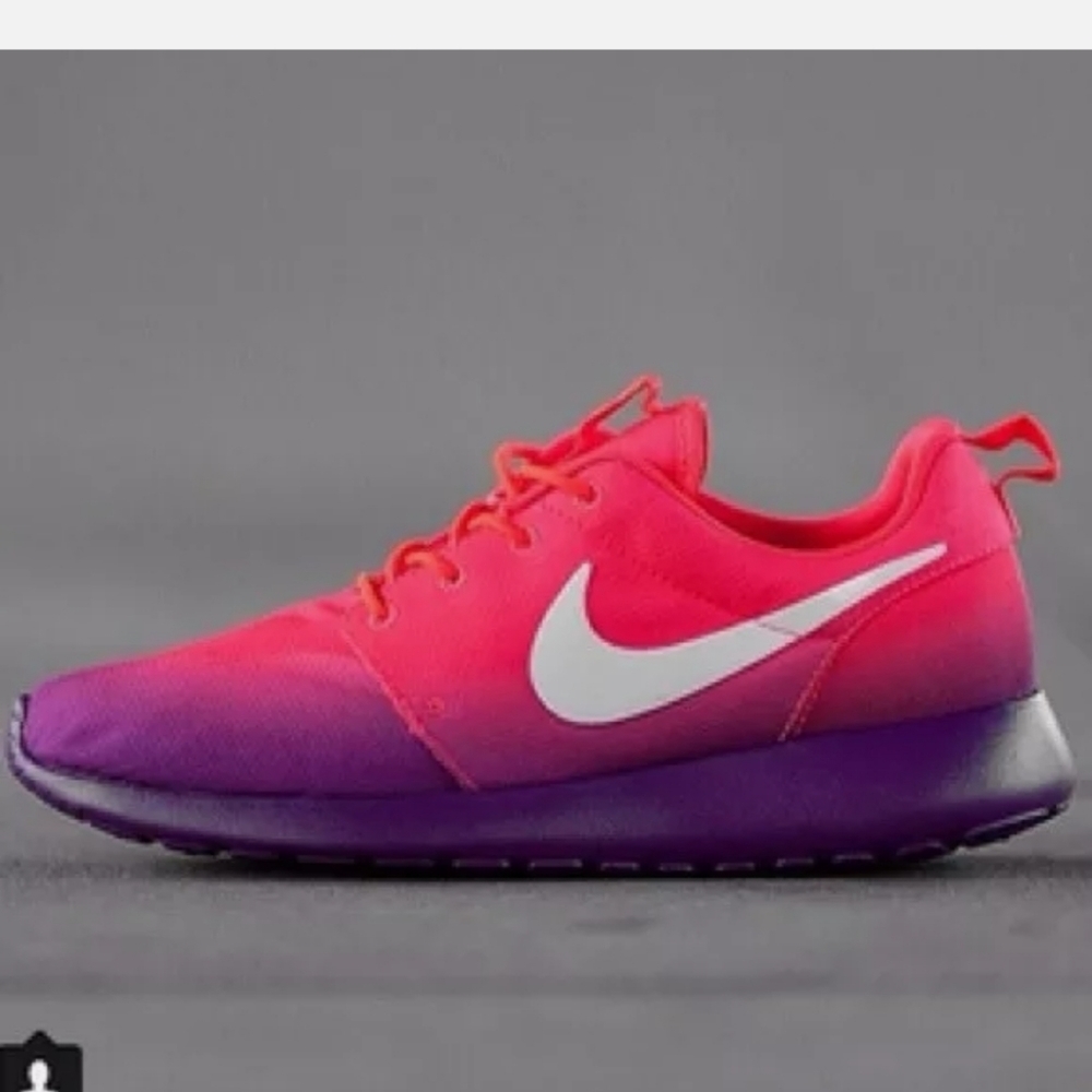 Women's Roshe Nike Sneakers Size 7 Pink Purple Silver Used